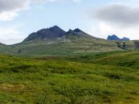 Blick zum markanten Skerhóll mit vorlugendem Kristínartindar - Skaftafell NP